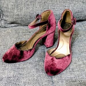 Bandolino plum velvet ankle strap heels